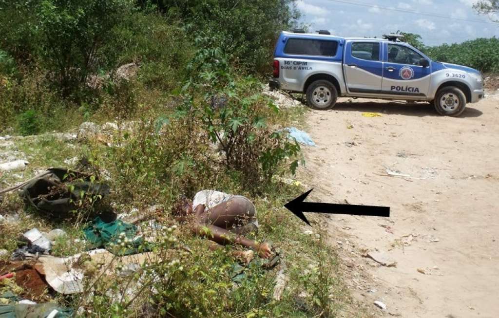 Dias D’Ávila: Moradores encontram corpo de jovem em terreno baldio