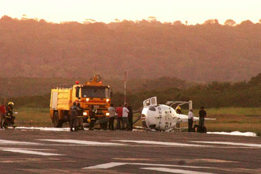 Helicóptero com três pessoas cai no aeroporto de Ilhéus