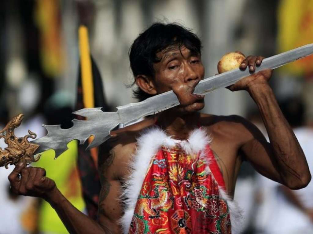 Flagelação, tortura e transe marcam festival vegetariano de purificação no sul da Tailândia