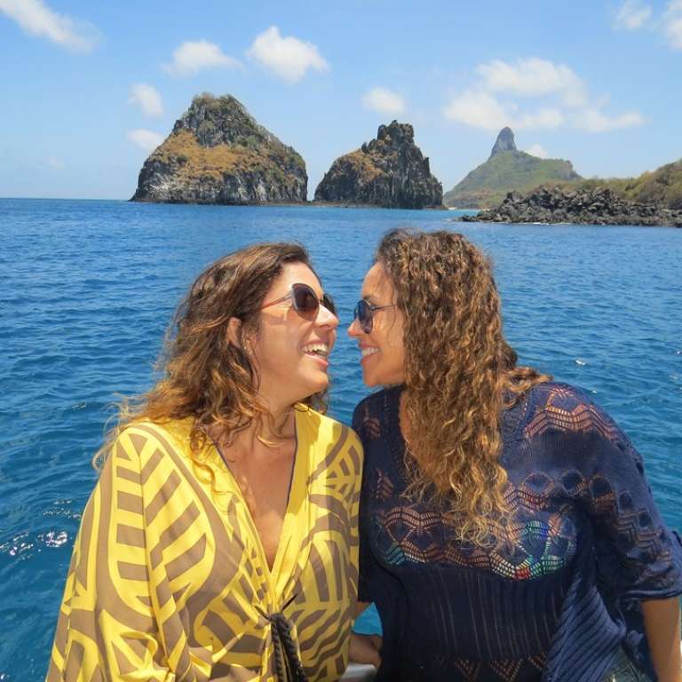 O amor está no mar. Daniela Mercury e Malu Verçosa fazem passeio de barco em Noronha; veja fotos