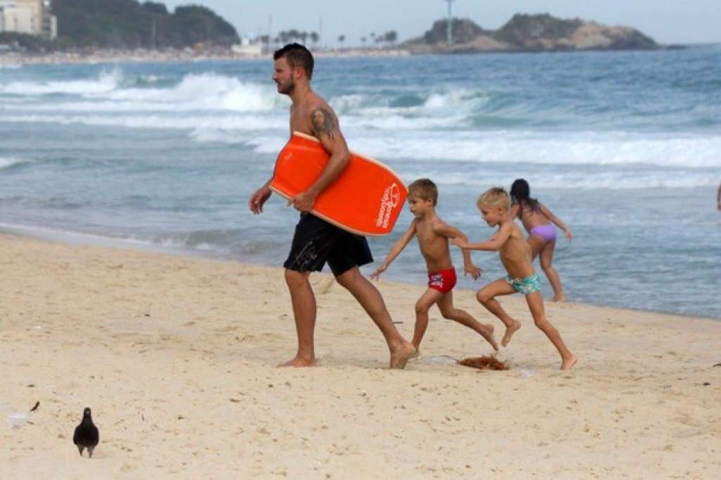 Rodrigo Hilbert aproveita praia com os filhos