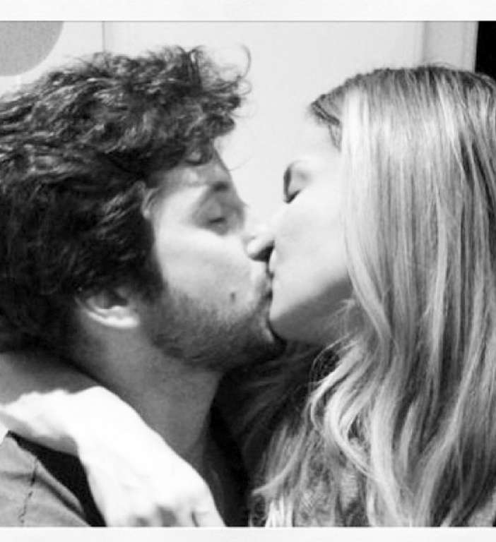 Claudia Leitte dá beijão no marido e regista em rede social