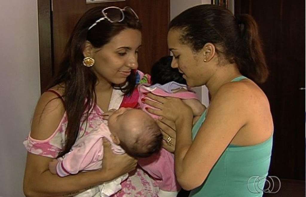 Bebês trocados em hospital de Goiás são entregues aos pais biológicos