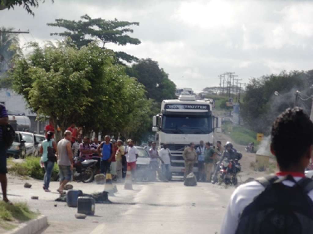 Candeias: Manifestação continua na BA-523 na localidade de Pinboba