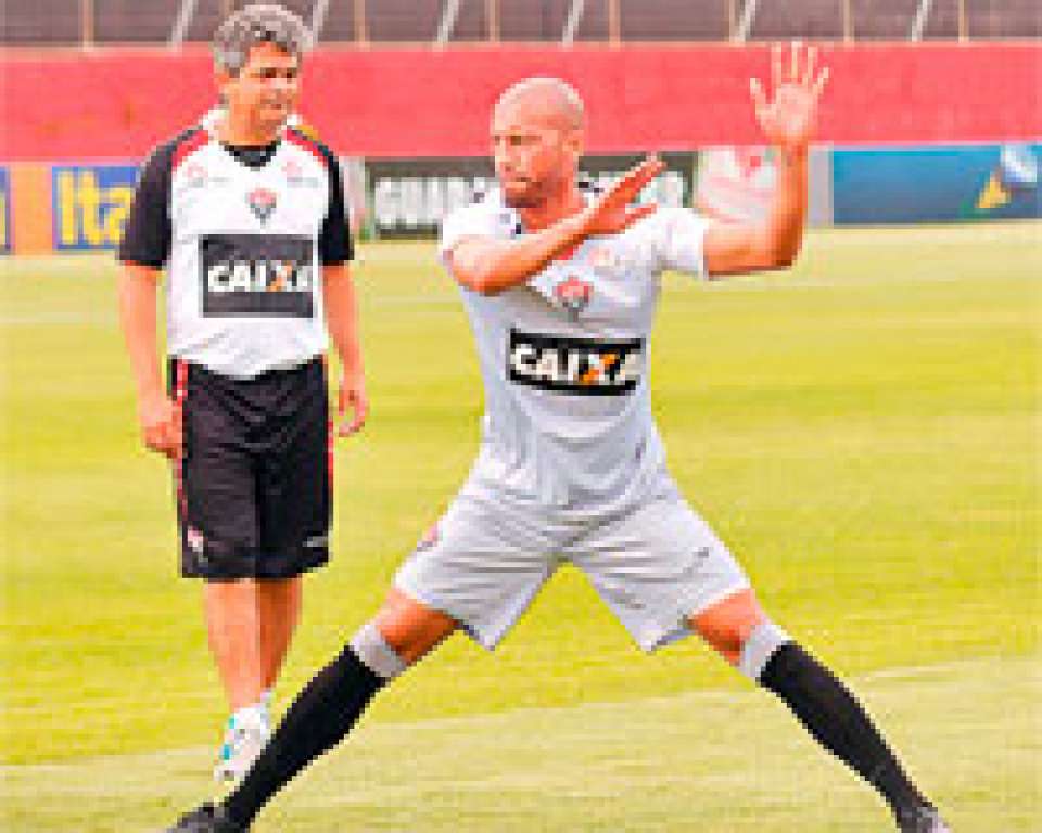 Kadu, Michel e Maxi Biancucchi são opções para o treinador neste domingo, no estádio Canindé, em São Paulo