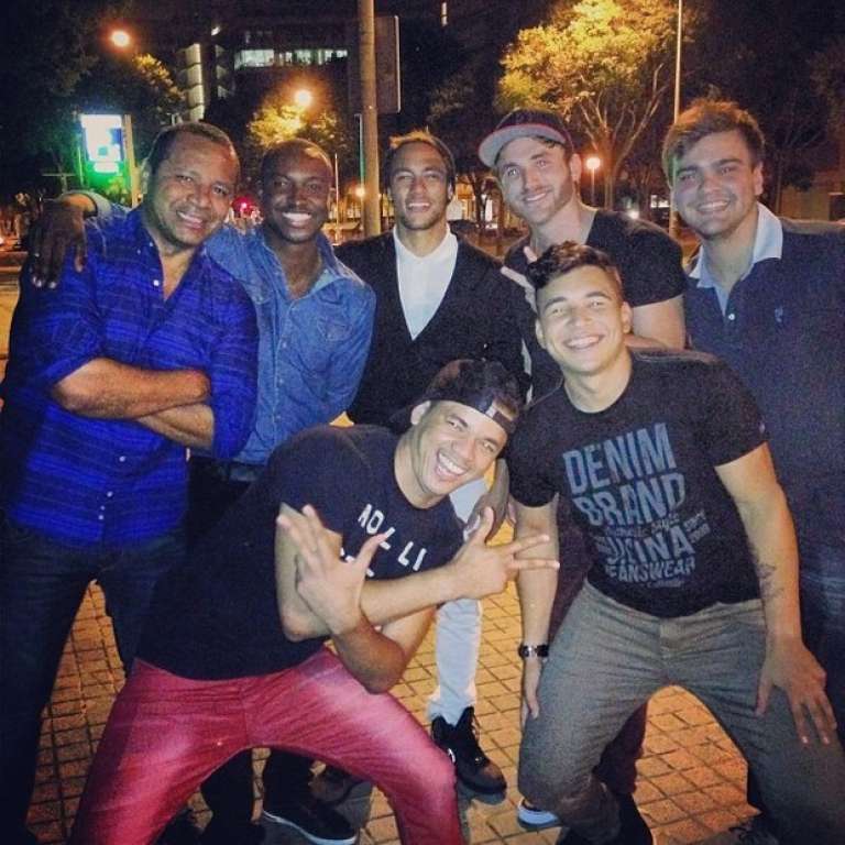 Neymar passeia por Barcelona com Thiaguinho e amigos: ‘Turistando’