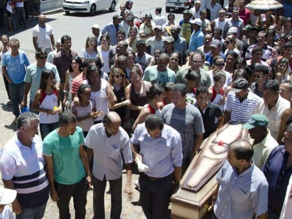 Corpo de adolescente morta por bala perdida em Salvador é enterrado sob comoção