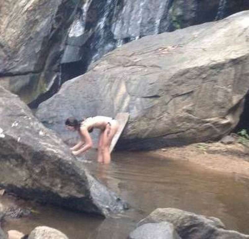 Bruna Marquezine é flagrada de biquíni durante banho de cachoeira em Goiás