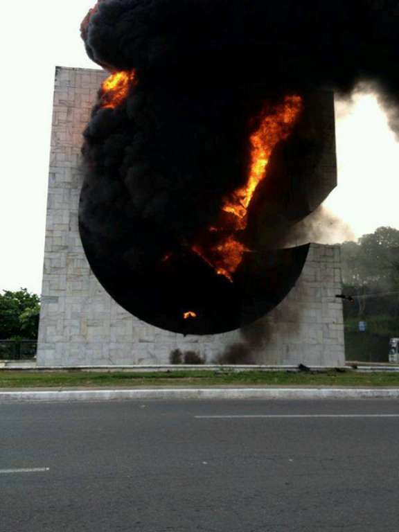 Monumento a Clériston Andrade, na Garibaldi, pega fogo