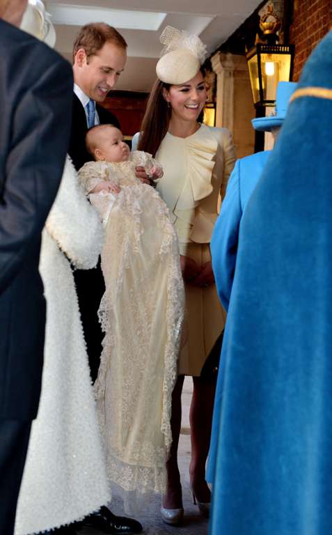 William e Kate batizam príncipe George em cerimônia reservada