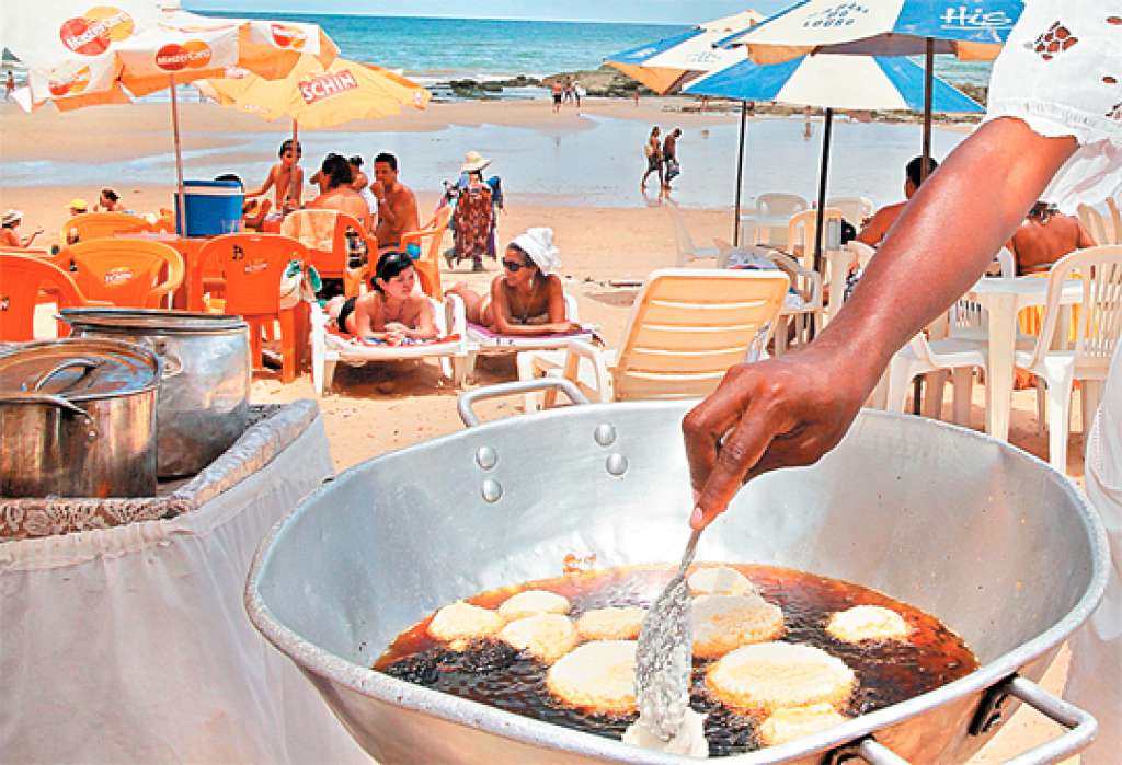 Baianas de acarajé não poderão ficar com tacho, nem tabuleiro na areia das praias, determina juiz