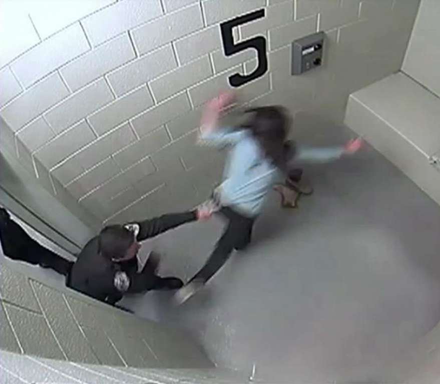 Vídeo mostra policial agredindo presa