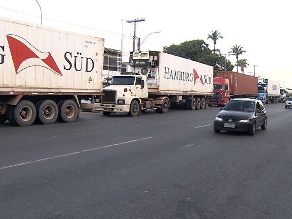 Caminhoneiros suspendem greve para negociações com empresários