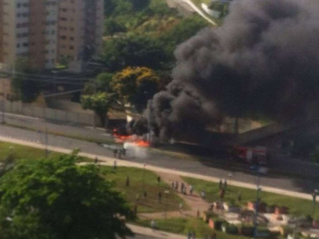 Vídeos flagram momento em que micro-ônibus pega fogo no Imbuí; confira