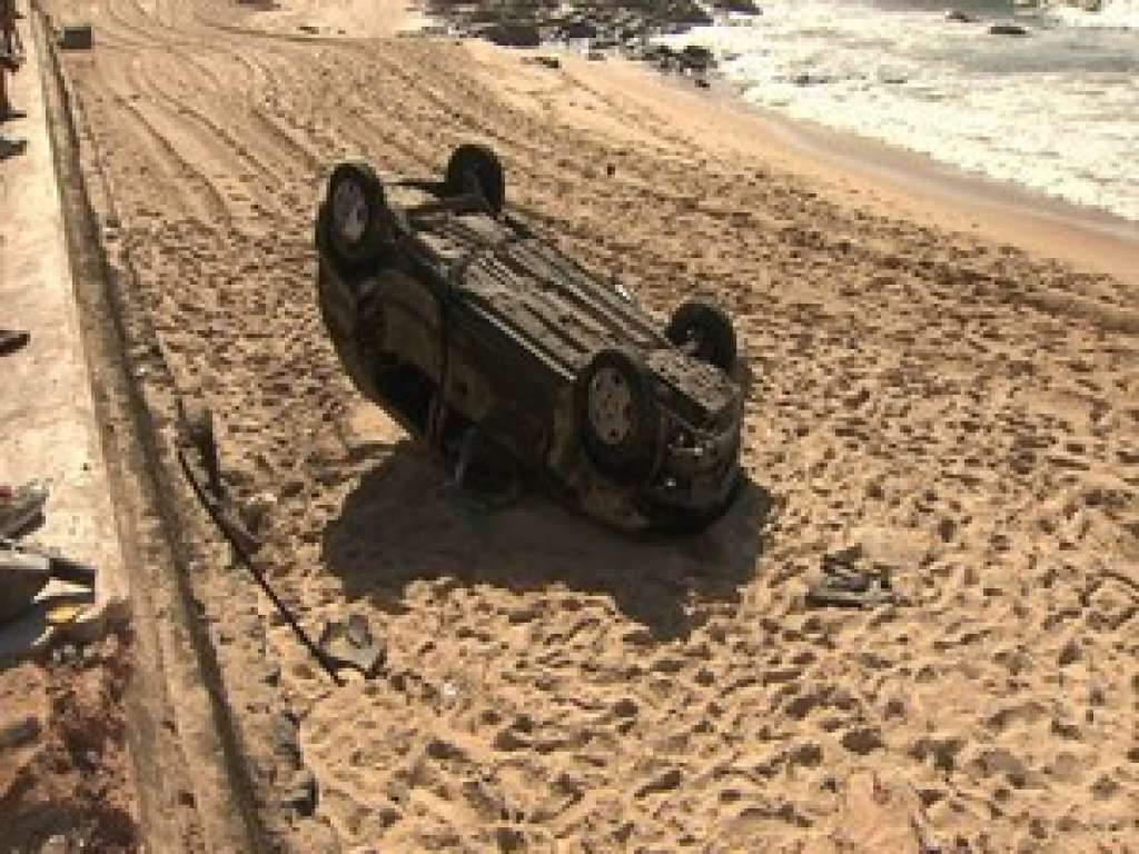 Após bater em poste, carro capota e cai na areia da praia de Amaralina