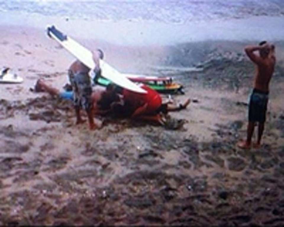 Surfista é atingido por raio na praia de Salvador