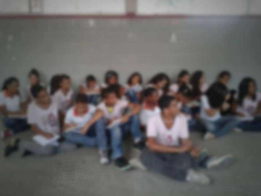 Simões Filho: Estudantes denunciam que assistem aula sentados no chão