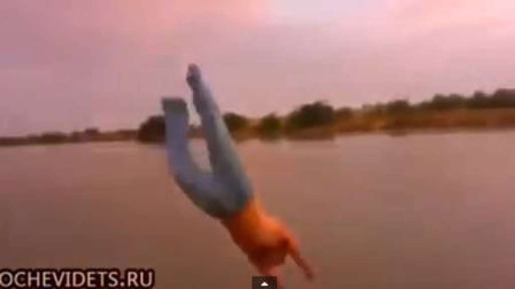 Vídeo: Homem pula em rio achando que é fundo e bate de cabeça