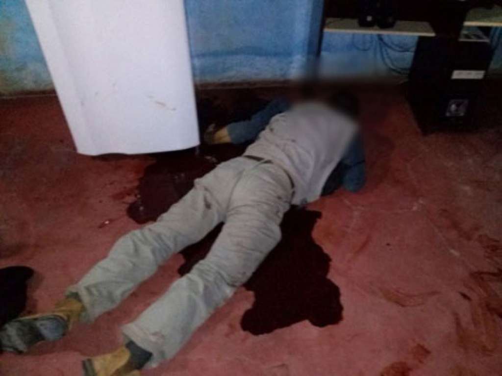 Imagens Fortes: Idoso de 60 anos mata dois assaltantes dentro de casa