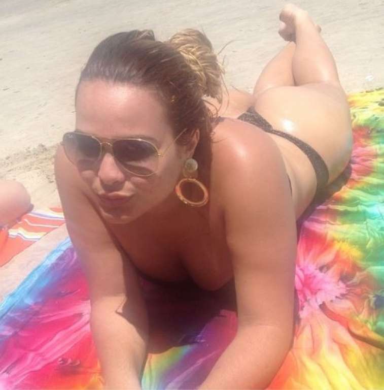 Geisy Arruda usa biquininho para se bronzear na praia: ‘Torrando’