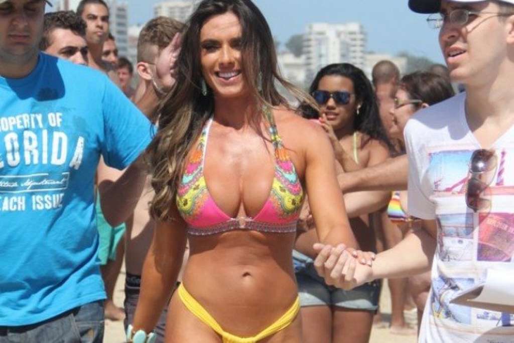 Nicole Bahls circula de biquíni e atrai olhares em praia no Rio