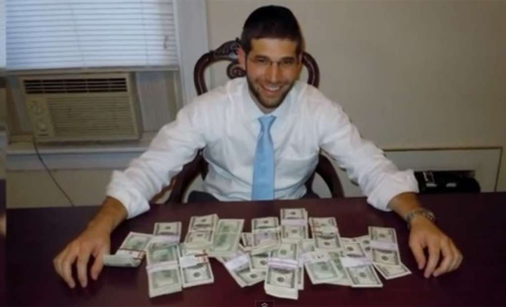 Rabino acha saco com R$ 230 mil em mesa usada comprada nos EUA