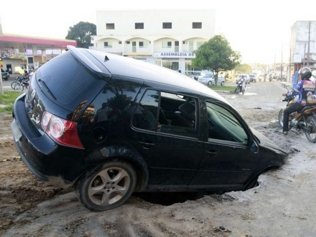 Carro é ‘engolido’ por cratera em Teixeira de Freitas
