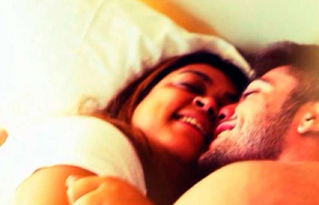 Apaixonada, Preta Gil posta foto agarrada com o namorado na cama