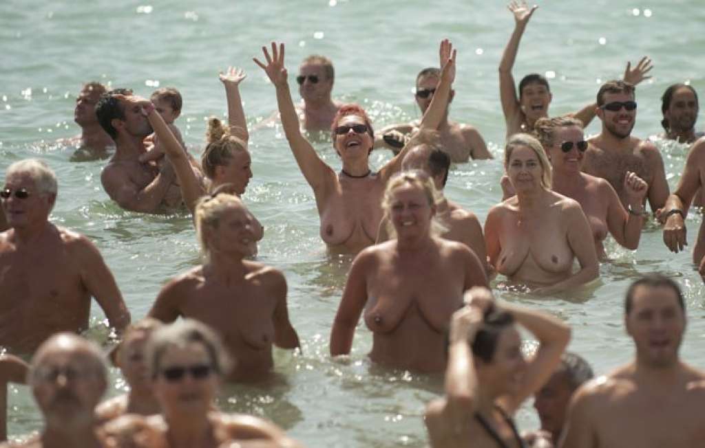 Praia de Miami tenta recorde com maior banho coletivo de peladões