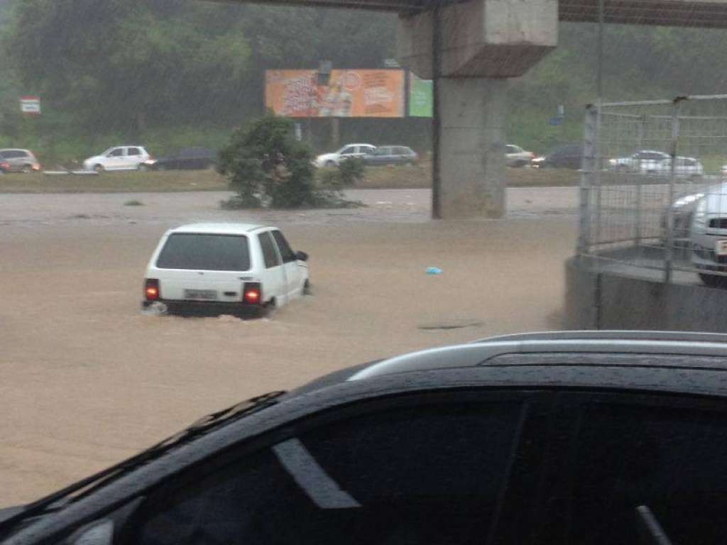 Chuva em Salvador: Assaltantes aproveitam engarrafamento para fazer arrastão