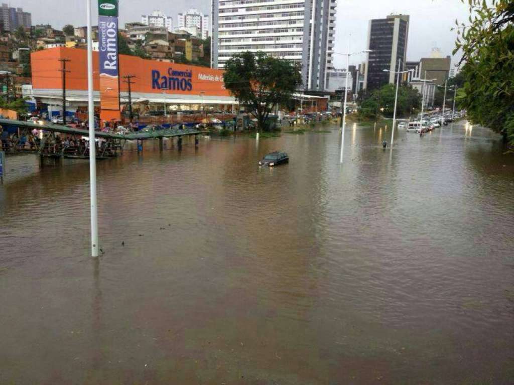 Chuva forte alaga avenidas de Salvador; veja fotos