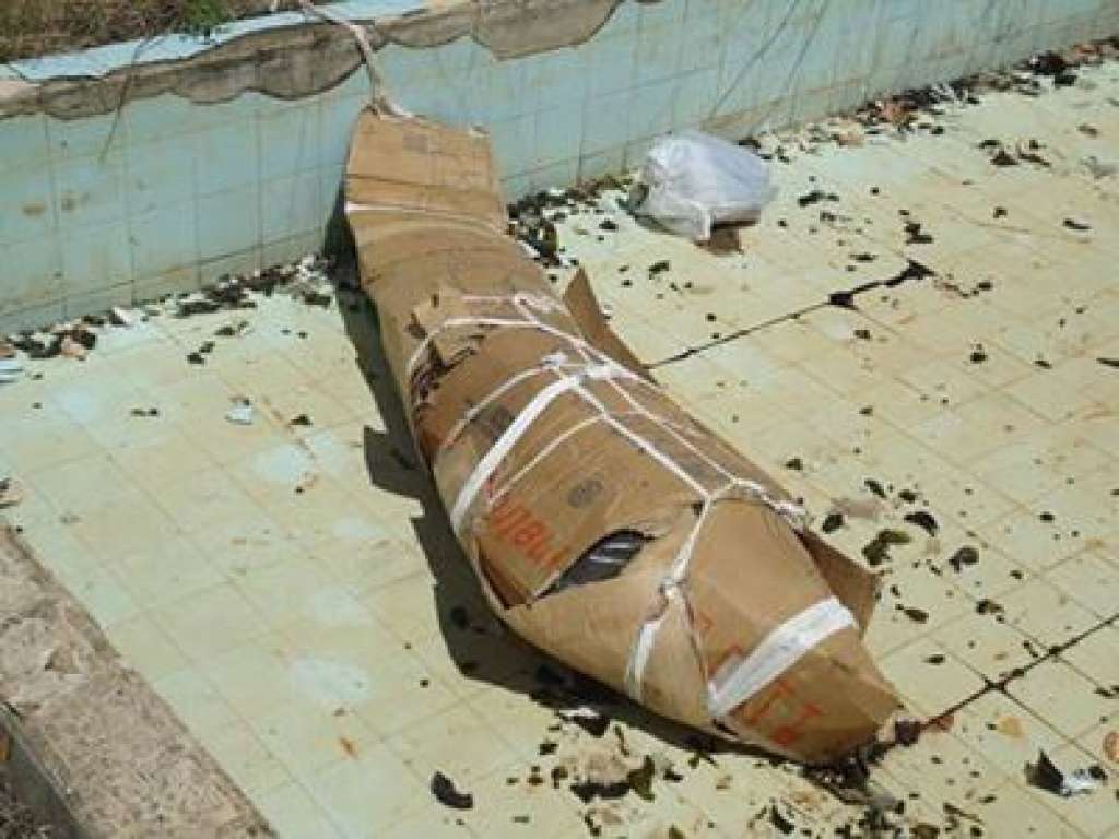 Corpo embalado em papelões é encontrado dentro de piscina de clube