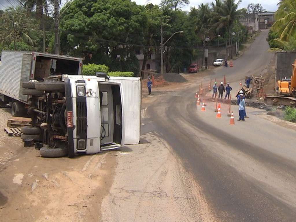 Após descer ladeira, caminhão tomba no bairro Vila Canária