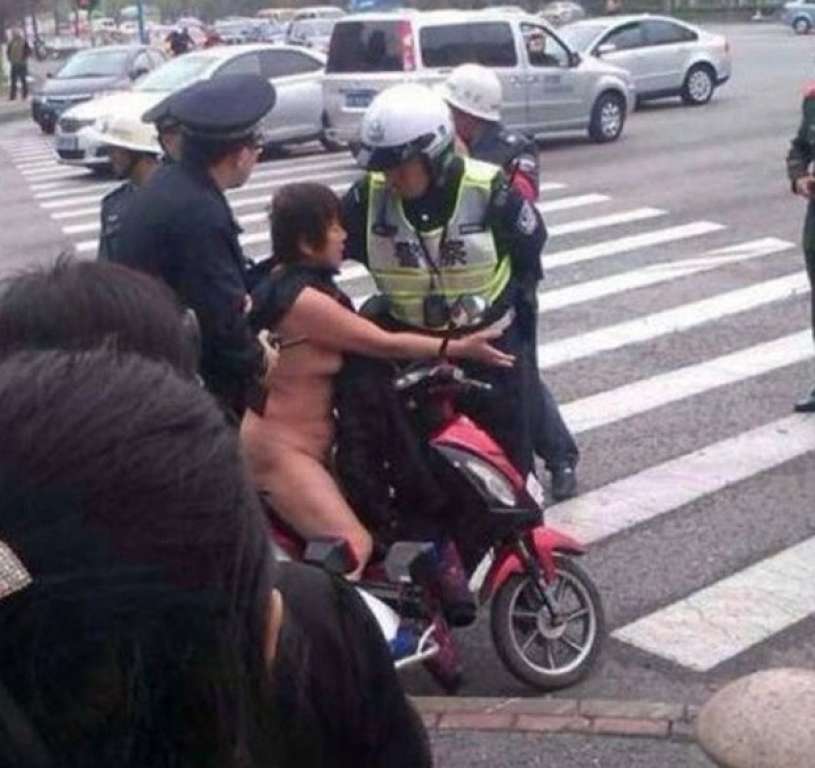 Mulher é presa por pilotar moto completamente pelada
