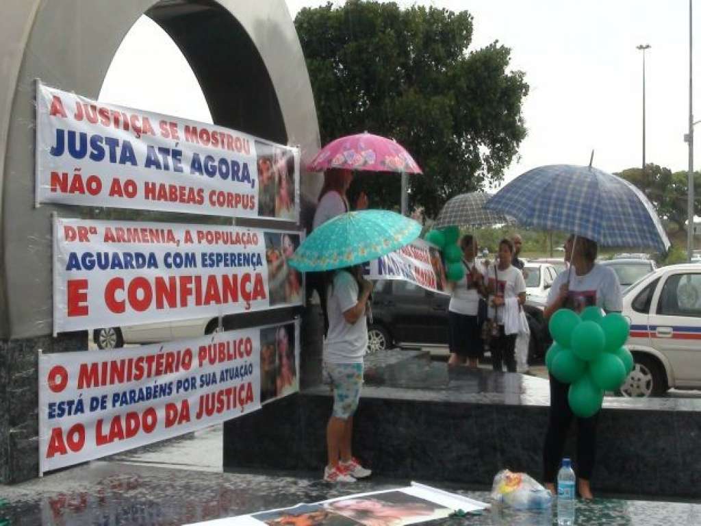Familiares de irmãos mortos realizam uma manifestação contra liberdade de médica