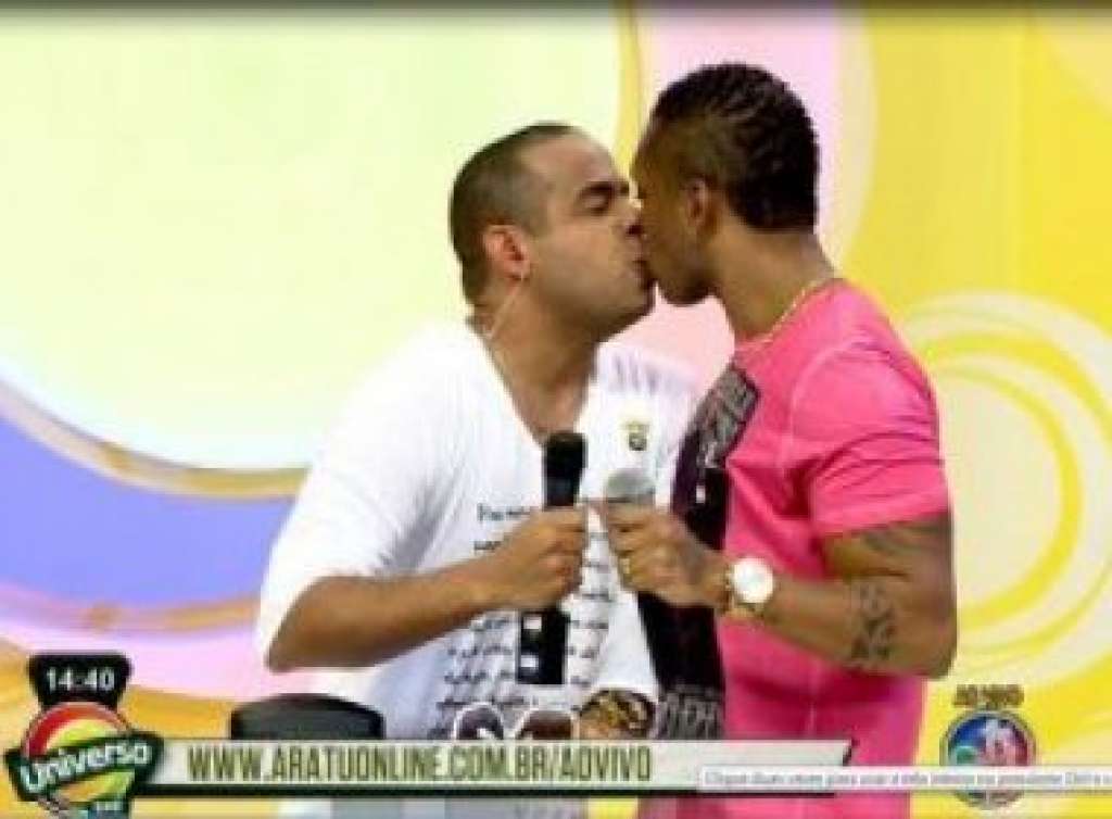 Alex Lopes troca beijo com cantor Alex Max, do Saiddy Bamba