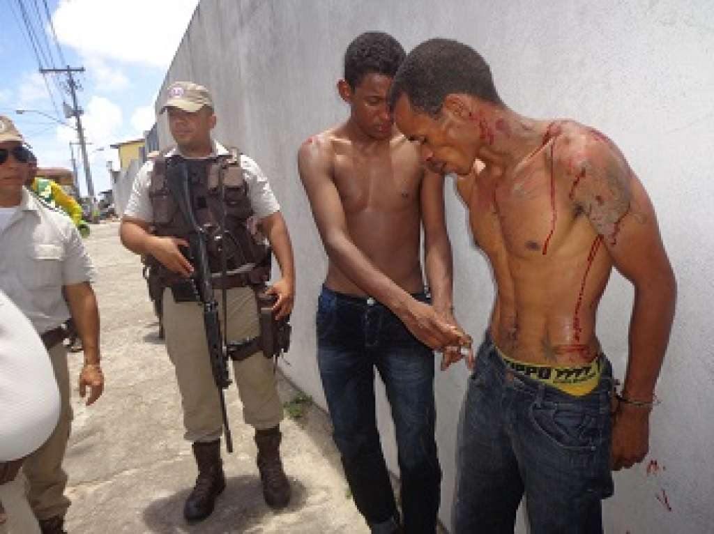 Camaçari: Acusados de assalto são espancado por populares na Gleba B