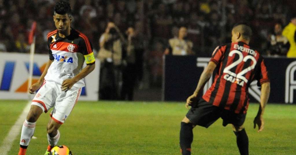Flamengo consegue vantagem para jogo de volta no Rio contra o Atlético-PR