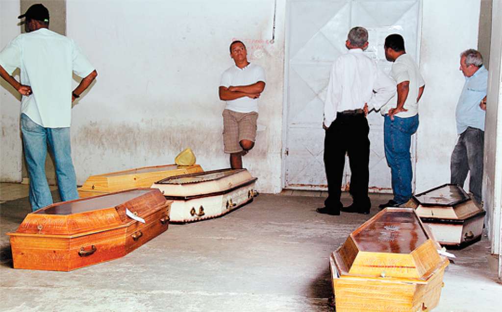 Parentes e funcionários de funerárias precisam aguardar liberação dos corpos junto a caixões, no IML