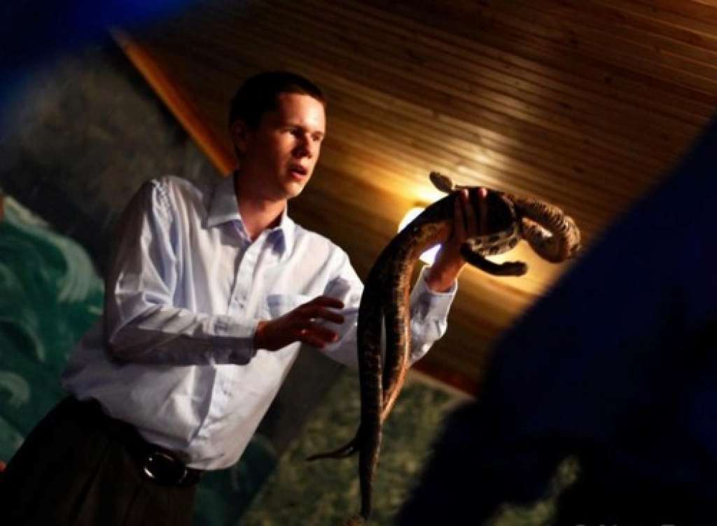Pastor que prega com cobras já foi picado quatro vezes