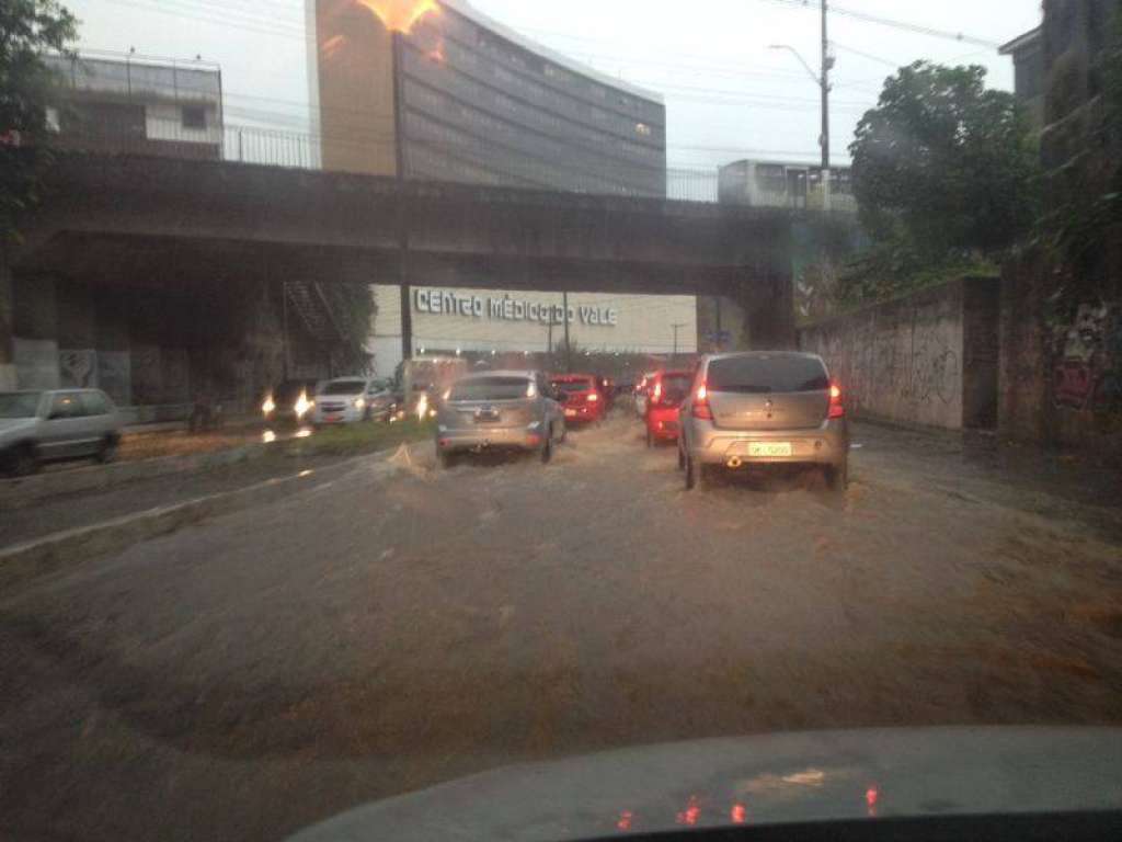 Chuva em Salvador: Prefeitura aconselha população a não sair de casa, nota repercute nas redes sociais