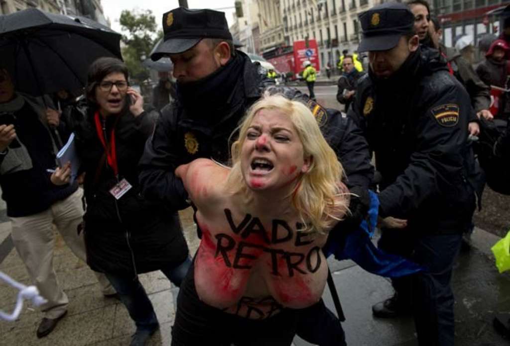 Marcha antiaborto em Madri é invadida por ativistas seminuas