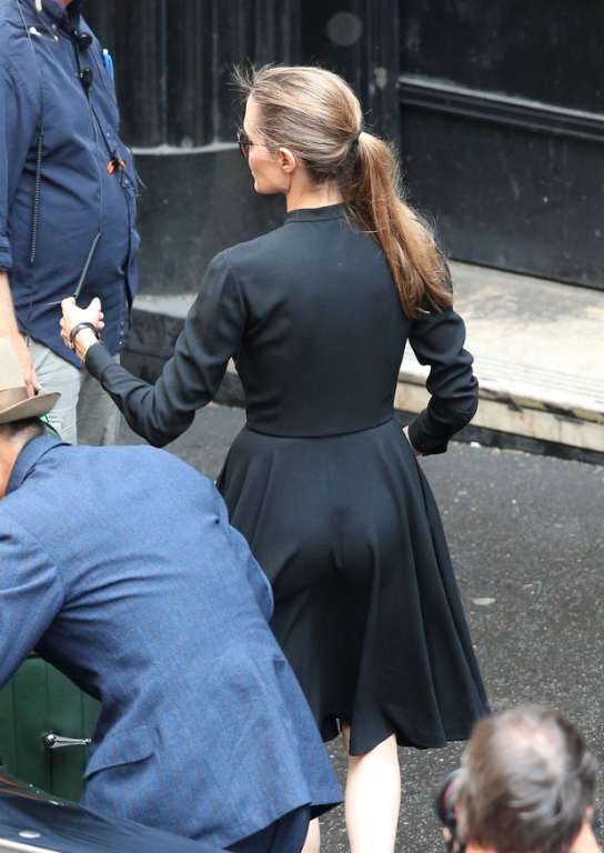 Sem calcinha? De vestido, Angelina Jolie levanta suspeita em set
