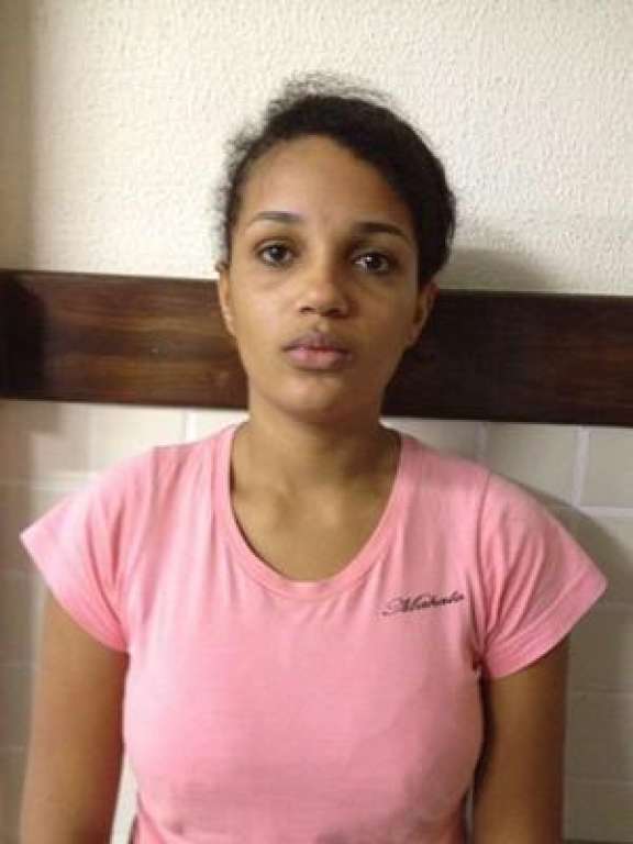 Camaçari: Jovem é presa acusada de tráfico de drogas no Nova Vitória