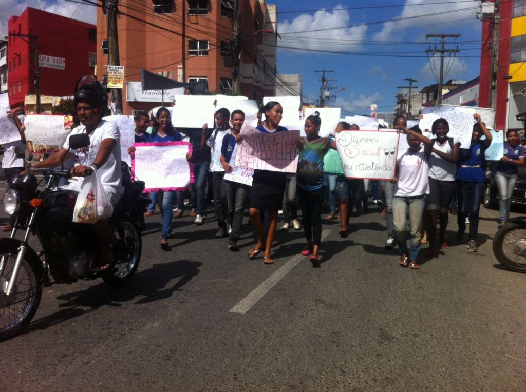 Familiares e amigos de professora estuprada e morta em Simões Filho fazem protesto