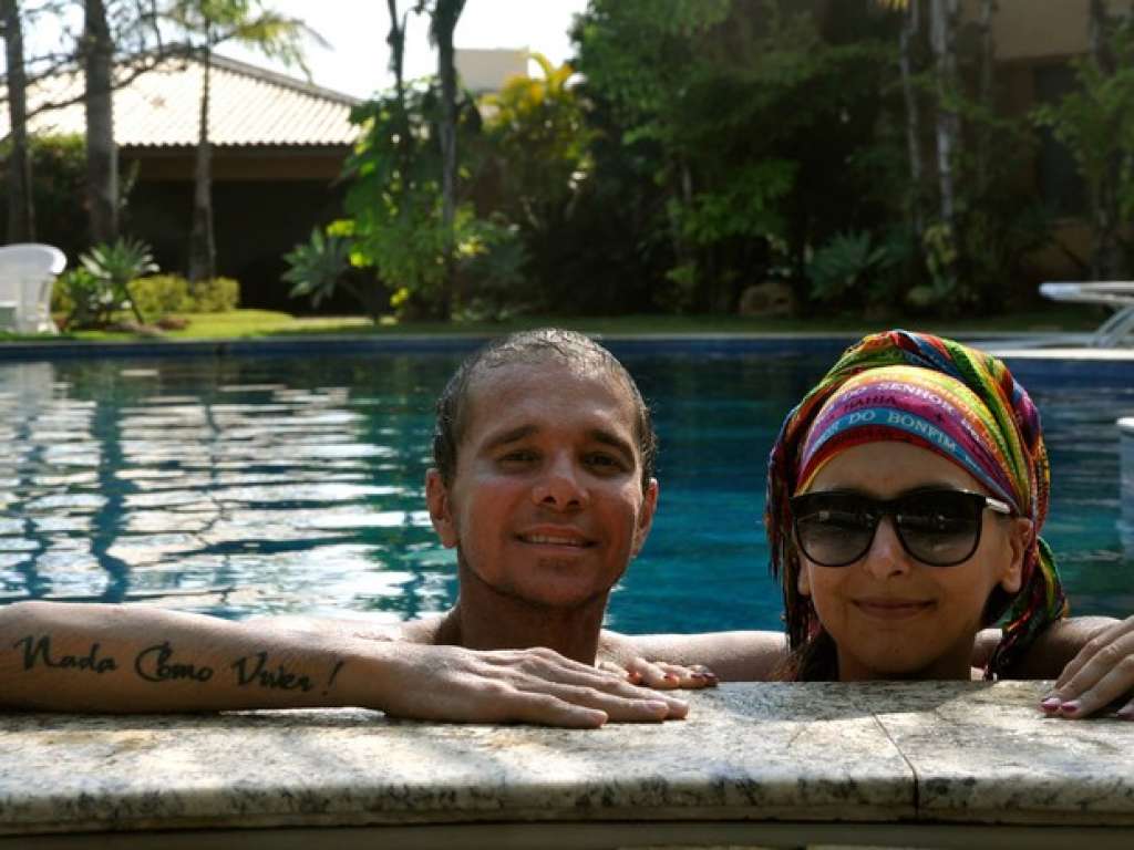 Após tratamento, Netinho curte piscina em sua casa de praia.