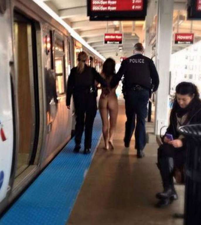 Mulher é detida após ser flagrada nua em trem