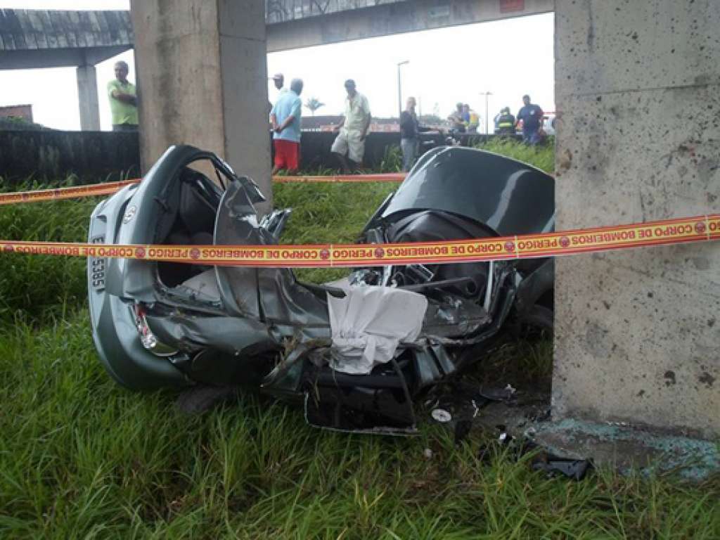 Jovem morre em acidente depois de fazer foto com carro a 170 KM/h