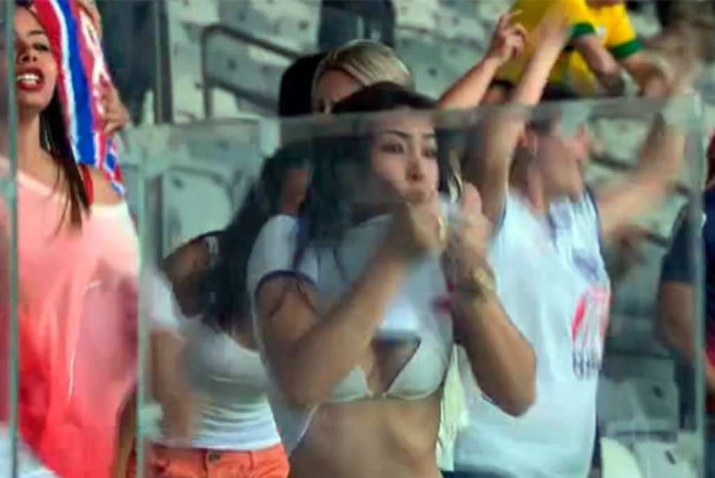 Vídeo: irmã de zagueiro do Bahia se empolga na hora do gol e mostra demais