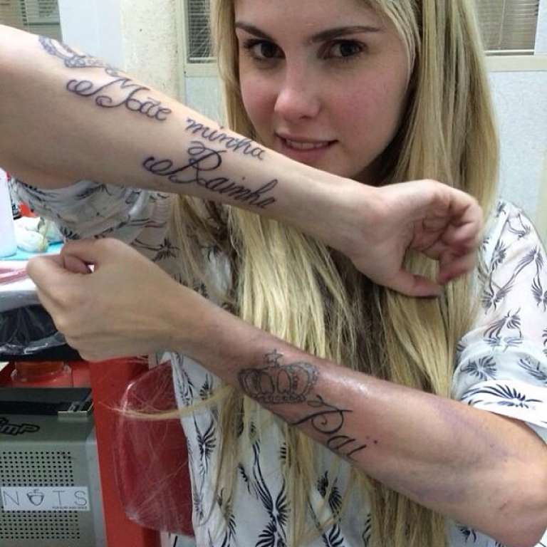 Bárbara Evans faz tatuagem em homenagem a mãe, Monique